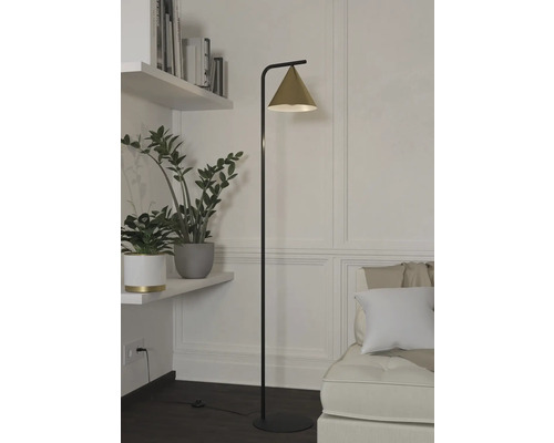 Stehlampe mit konischem Lampenschirm im Wohnzimmer