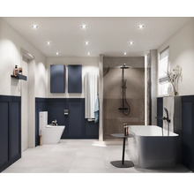 Salle de bain lumineuse avec toilettes, baignoire et douche