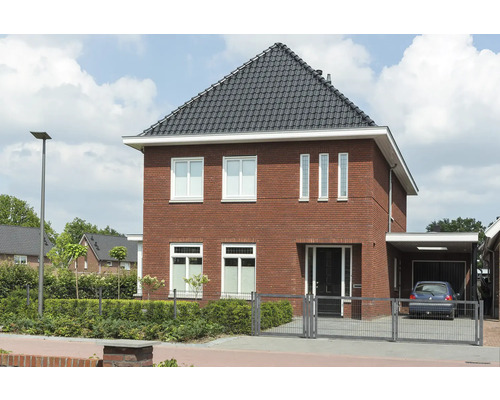 Maison individuelle avec abri de voiture et toit en tuiles