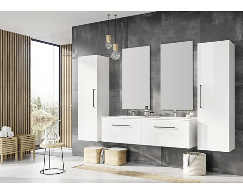 Modernes Badezimmer mit Waschbecken, Spiegeln und Stauraumlösungen