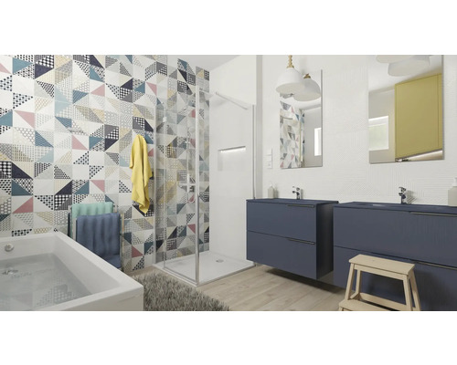 Salle de bains avec douche, baignoire, deux lavabos et un mur à motifs