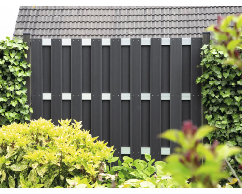 Sichtschutzzaun aus Kunststoff mit silberfarbenen Akzenten im Garten