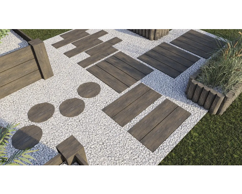 Gartenszene mit Gartenweg aus Holz, Kies und Rasen