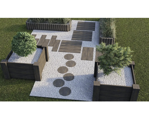 Gestalteter Gartenbereich mit Hochbeeten, Kiesfläche und Trittplatten