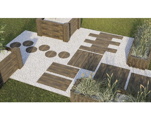 Gartenszene mit Holzelementen, Kiesweg und Bepflanzung