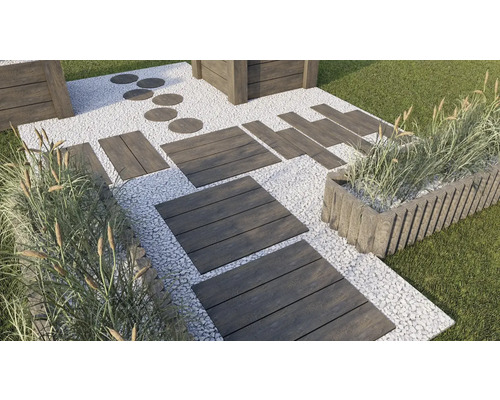 Scène de jardin avec des dalles de chemin en bois, un chemin de gravier et des parterres surélevés plantés