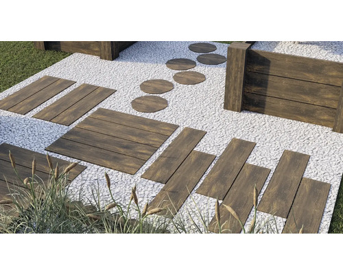 Scène de jardin avec gravier, dalles de chemin en bois et éléments en bois