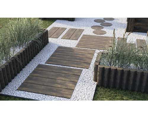 Scène de jardin avec allée en bois, gravier décoratif et bordures de gazon