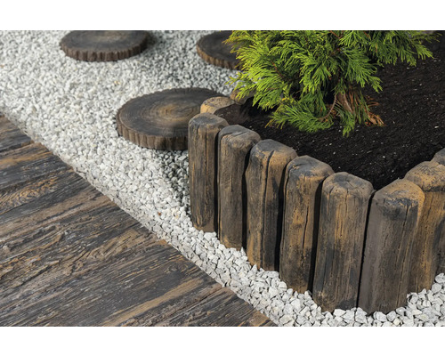 Scène de jardin avec bordure d''arbre, allée de gravier et pas japonais aspect rondelles d''arbre