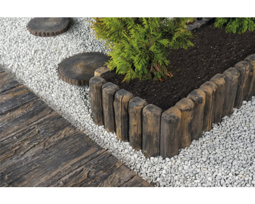 Jardin aménagé avec pavés, pas japonais et bordure de gazon