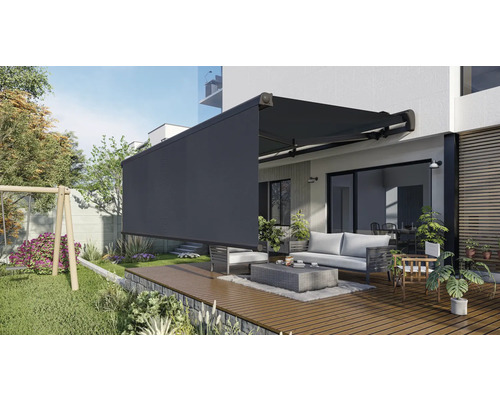 Terrasse avec store, meubles de salon et plantes