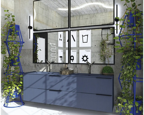 Salle de bains avec meuble-lavabo, miroirs, plantes et affiches décoratives