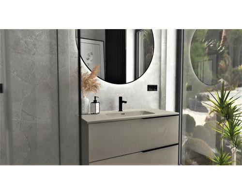 Badezimmer mit Waschbeckenunterschrank, runden Spiegeln und Dekoration