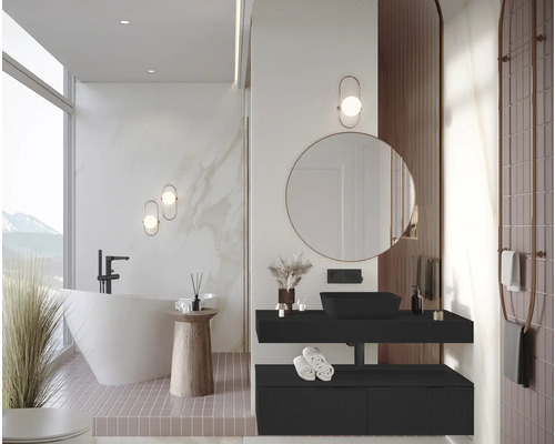 Salle de bain moderne avec baignoire îlot, lavabo et miroir