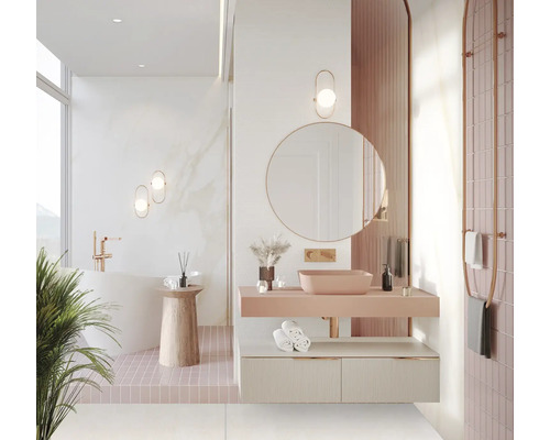 Salle de bain moderne avec lavabo, miroir, serviettes et accessoires pour une ambiance élégante