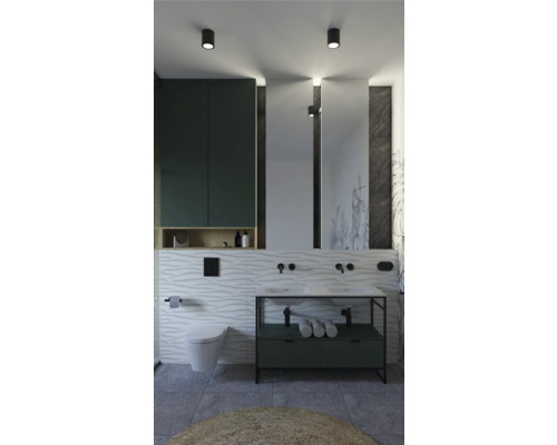 Helles Badezimmer mit Waschbecken, Spiegel, Toilette und Badezimmermöbeln für einen organisierten Raum.