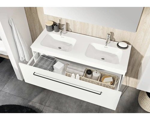Badezimmer mit Doppelwaschtisch, Armaturen und offenem Schubladenelement zur Aufbewahrung von Badutensilien.