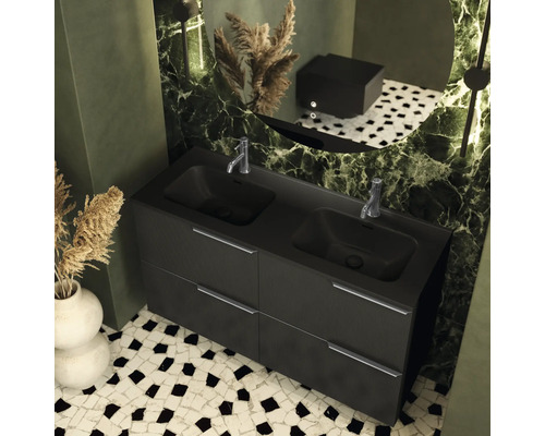 Vue de salle de bains avec meuble sous-lavabo double, deux lavabos et robinets