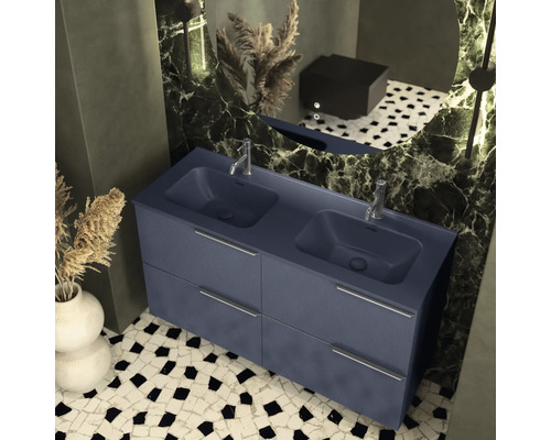 Salle de bains moderne avec double vasque, meuble sous-vasque et miroir