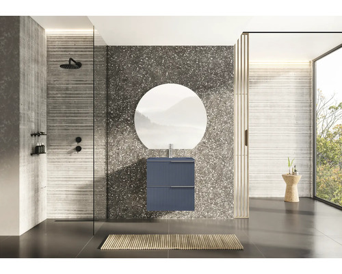 Salle de bain moderne avec douche, meuble-lavabo, miroir et fenêtre pour une ambiance lumineuse.