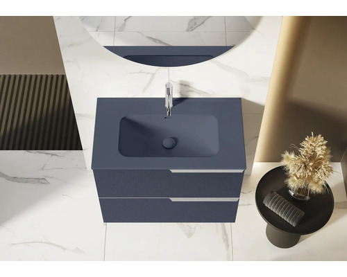 Salle de bain avec meuble sous-vasque et miroir