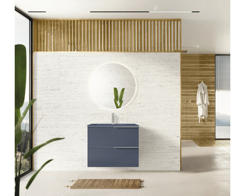 Salle de bains moderne avec meuble sous-lavabo, miroir rond et éléments en bois