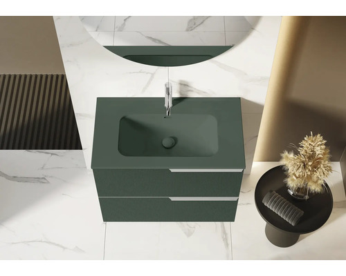 Salle de bains avec meuble sous-lavabo, lavabo et miroir