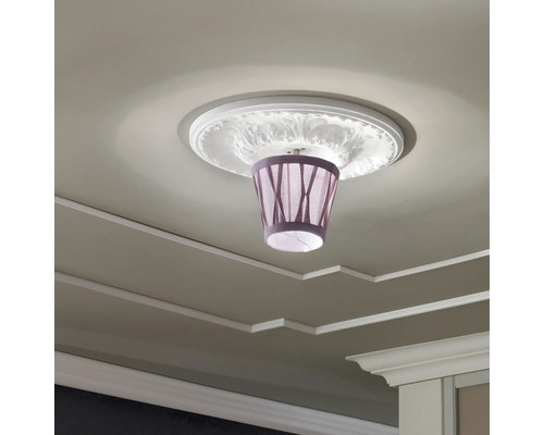 Deckenleuchte mit Lampenschirm und Rosette an der Decke