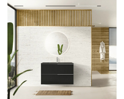 Modernes Badezimmer mit Waschtischunterschrank, rundem Spiegel und Holzelementen.