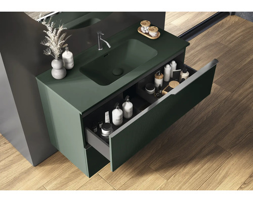 Salle de bains avec meuble sous-lavabo, tiroir ouvert et lavabo