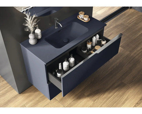 Salle de bains avec meuble sous-lavabo, lavabo et tiroir ouvert