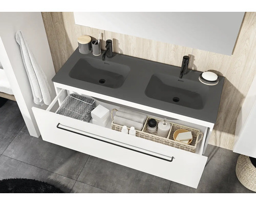 Badezimmer mit Waschbeckenunterschrank, Doppelwaschtisch und offenem Schubfach zur Aufbewahrung von Badutensilien.