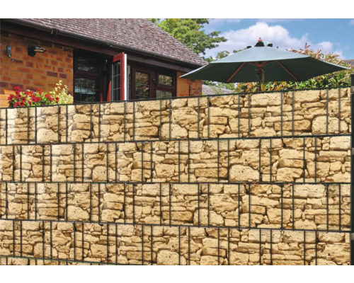 Clôture de gabions avec remplissage en pierres devant une maison