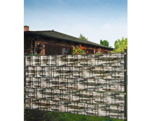 Scène de jardin avec un écran d''intimité aspect pierre