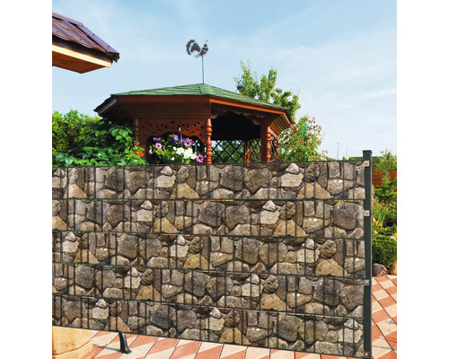 Gabion avec remplissage en pierre dans le jardin