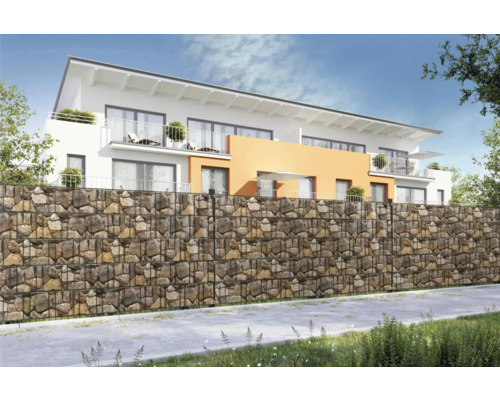 Mur de gabions délimitant une propriété devant une maison d''habitation