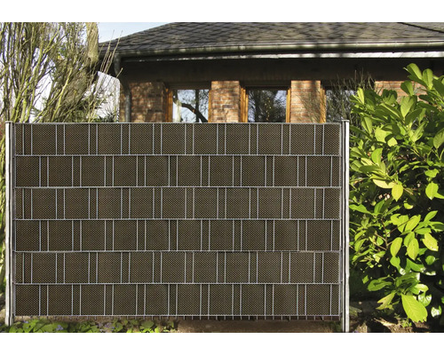 Clôture en treillis soudé avec écran de confidentialité dans le jardin