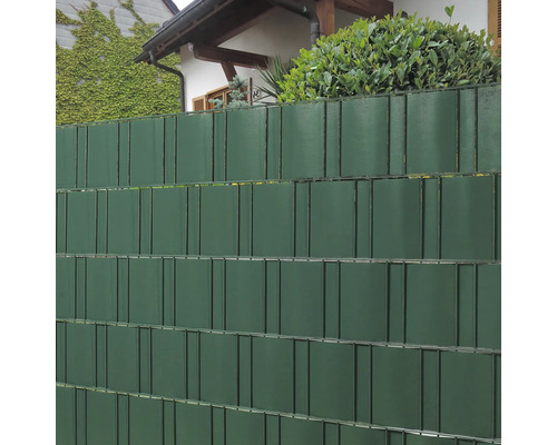 Clôture de confidentialité avec panneaux dans le jardin