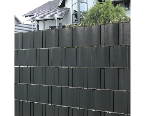 Clôture d''intimité en plastique et métal dans le jardin