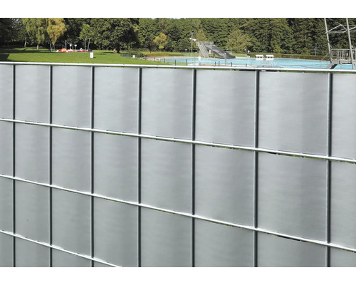 Clôture en treillis soudé avec brise-vue à l''extérieur