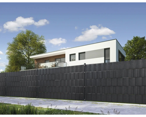 Vue d''une clôture de jardin en plastique devant une maison d''habitation