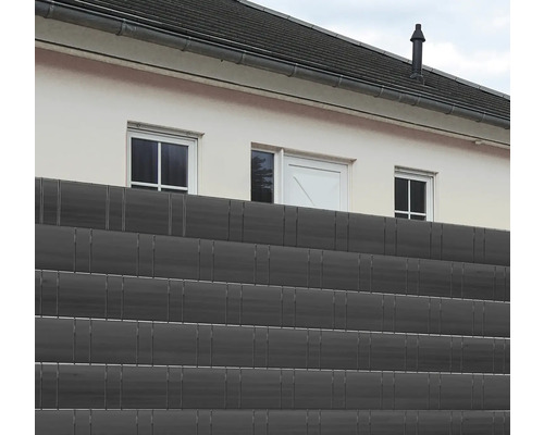 Clôture d''intimité gris foncé devant une maison