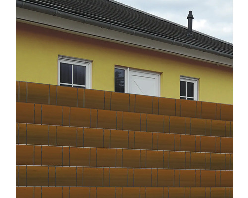 Clôture d''intimité devant une maison jaune