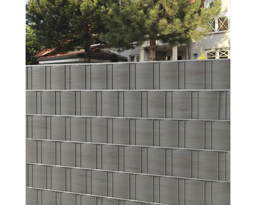 Clôture de protection visuelle grise avec treillis métallique devant une maison d''habitation