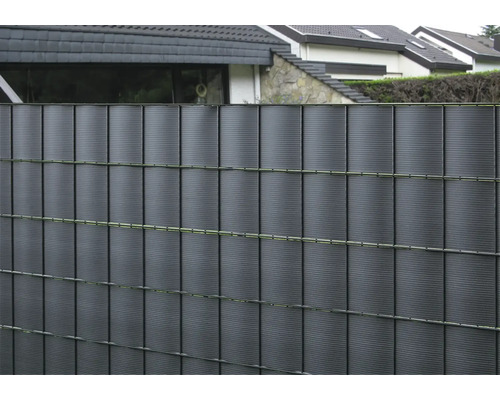 Clôture de confidentialité en plastique avec structure à rayures horizontales