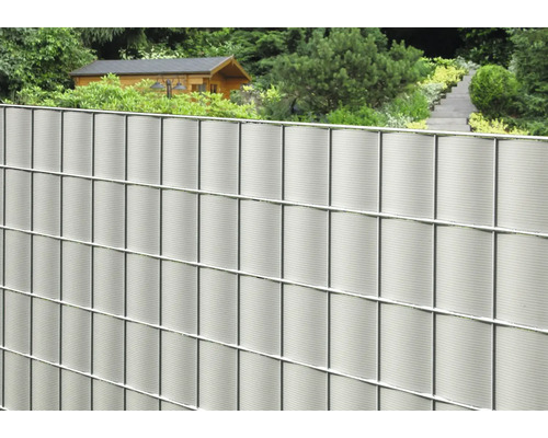 Clôture en treillis soudé avec bandes d''occultation dans le jardin