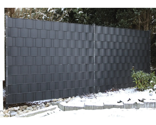 Clôture en plastique gris avec poteaux métalliques dans le jardin