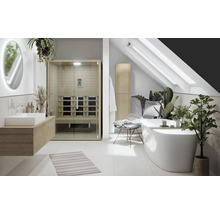 Salle de bains lumineuse avec sauna, baignoire et lavabo