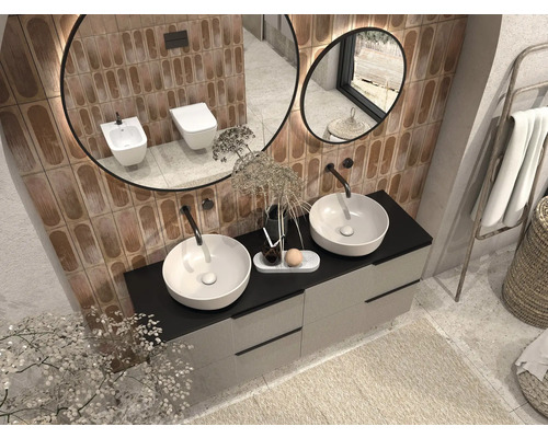 Salle de bains avec deux lavabos, miroirs, toilettes et bidet