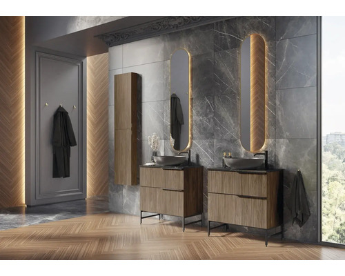 Salle de bains avec deux meubles-lavabos, miroirs et armoire haute devant un mur de marbre